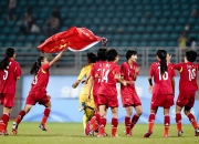 包含足球女队实力强劲，赛场火爆精彩绝伦的词条